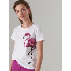 Bawełniana koszulka z cekinową aplikacją - Biały. Białe t-shirty damskie Mohito, l, z aplikacjami, z bawełny, bez kołnierzyka. Za 59.99 zł.