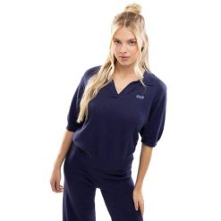 Damska koszulka polo z dzianiny Siroko IBZ Versa Navy. Niebieskie koszulki sportowe damskie SIROKO, bez wzorów, z dzianiny, bez kołnierzyka, bez ramiączek. Za 126.00 zł.