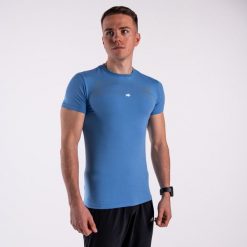 Koszulka slim DZIK® niebieska dots. Niebieskie koszulki sportowe męskie DZIK, xl, bez wzorów, bez kołnierzyka, bez ramiączek. Za 159.99 zł.