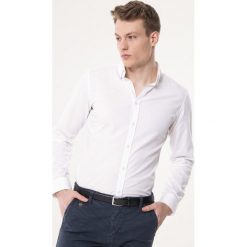 Biała Koszula Inarguable. Białe koszule męskie marki Born2be, z wykładanym kołnierzem. Za 69.99 zł.