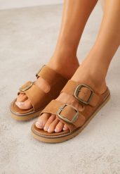 Jasnobrązowe Klapki VICES Ozdobione Dużymi Klamrami Jenniviane. Brązowe klapki damskie Renee, bez wzorów, z jeansu, eleganckie, bez obcasa, na płaskiej podeszwie. Za 99.99 zł.