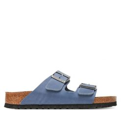 Klapki Birkenstock. Niebieskie klapki damskie Birkenstock, bez wzorów, bez obcasa. Za 439.99 zł.