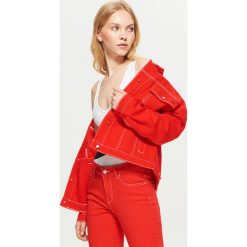 Kurtka jeansowa w czerwonym kolorze - Czerwony. Czerwone kurtki damskie Cropp, z jeansu. Za 129.99 zł.