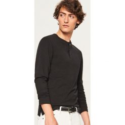 Longsleeve z zapięciem na dekolcie - Czarny. Czarne bluzki z długim rękawem męskie Reserved. Za 39.99 zł.