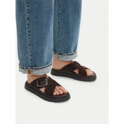Klapki G-Star. Brązowe klapki damskie G-Star, bez wzorów, retro, bez obcasa. Za 133.99 zł.