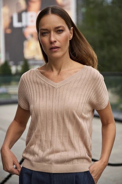 Sweter z krótkimi rękawami beżowy. Brązowe swetry damskie MOODO, l, bez wzorów, z wiskozy, bez kołnierzyka, bez ramiączek, krótkie, bez kaptura. W wyprzedaży za 69.99 zł.