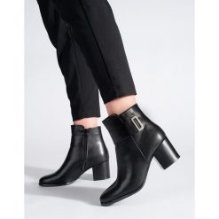 Klasyczne eleganckie czarne botki na słupku Sergio Leone. Czarne botki damskie na jesień, eleganckie, bez obcasa, na słupku, bez zapięcia. Za 231.50 zł.