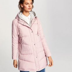 Pikowana kurtka z kapturem - Różowy. Czerwone kurtki damskie Reserved. Za 299.99 zł.