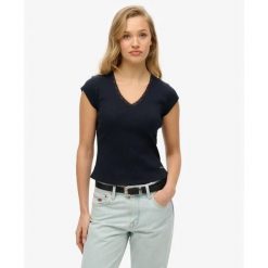 T-shirt z dekoltem w serek i koronkowym wykończeniem dla kobiet Superdry Athleti. Niebieskie koszulki sportowe damskie Superdry., bez wzorów, z koronki, bez kołnierzyka, bez ramiączek. Za 127.20 zł.