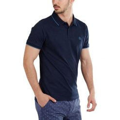 T-shirt męski Fundango Incognito Mono z kołnierzykiem. Zielone t-shirty męskie Fundango, m, bez wzorów, z bawełny, klasyczne, bez kołnierzyka. Za 122.00 zł.