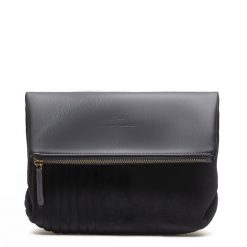Violet Hamden Essential Bag Kopertówka Czarny Kopertówki 1 ct Damski. Czarne kopertówki damskie Violet Hamden, bez wzorów, z materiału, bez dodatków. Za 188.99 zł.
