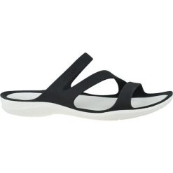 Buty do chodzenia damskie Crocs Swiftwater Sandal. Czarne obuwie sportowe damskie Crocs, bez wzorów, z materiału, trekkingowe. Za 185.00 zł.