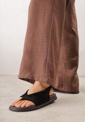 Czarne Sandały Japonki z Imitacji Zamszu z Paskiem na Duży Palec Onisira. Czarne klapki damskie Born2be, bez wzorów, z jeansu, boho, bez obcasa, na płaskiej podeszwie. Za 99.99 zł.