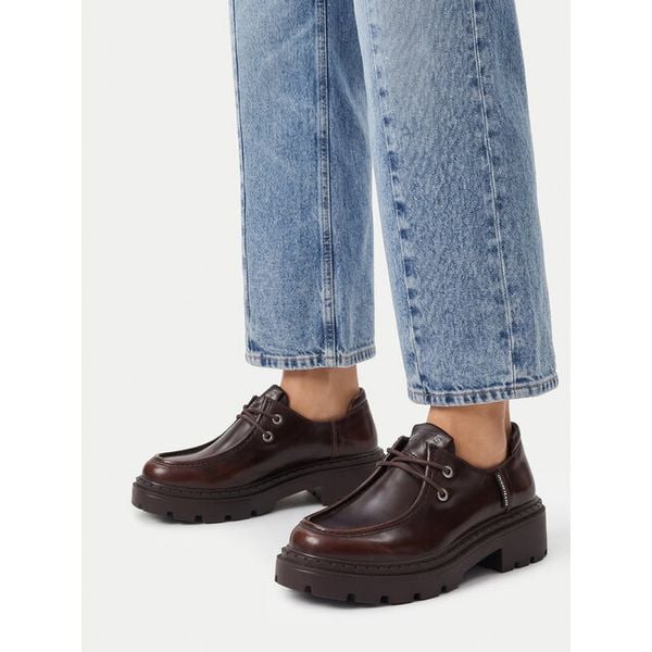 Półbuty Guess Jeans. Brązowe półbuty damskie Guess Jeans, z aplikacjami, z jeansu, bez obcasa, na płaskiej podeszwie, bez zapięcia. Za 249.99 zł.