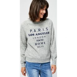 Bluza z nadrukiem. Szare bluzy damskie MOODO, xs, bez wzorów, bez kaptura. Za 34.99 zł.