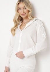 Biała Koszula z Ażurowymi Wstawkami Ozdobiona Cyrkoniami i Kryształkami Gonie. Białe bluzki damskie Born2be, m, w ażurowe wzory, eleganckie, bez kołnierzyka, bez ramiączek. Za 149.99 zł.