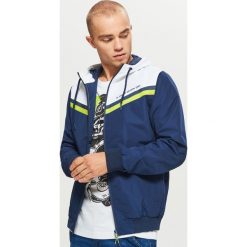 Lekka kurtka z kapturem - Granatowy. Niebieskie kurtki męskie Cropp. W wyprzedaży za 69.99 zł.