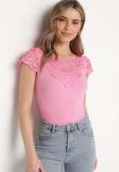 Różowy Prążkowany T-shirt z Koronkową Wstawką Glilama. Czerwone bluzki damskie Born2be, m, z aplikacjami, z koronki, eleganckie, bez kołnierzyka. Za 39.99 zł.