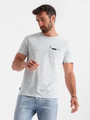 Bawełniany męski t-shirt z literowym printem i kieszonką – biało-szary V3 - Rozmiar: S. Białe t-shirty męskie Ombre Clothing, m, bez wzorów, z bawełny, wizytowe, bez kołnierzyka. W wyprzedaży za 45.50 zł.