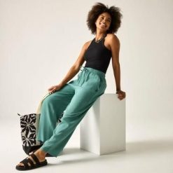 Damskie spodnie Elbrie z elastycznym ściągaczem. Zielone spodnie sportowe damskie Regatta, s, bez wzorów, z wiskozy, trekkingowe. Za 248.50 zł.