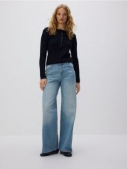 Strukturalny sweter z guzikami - granatowy. Niebieskie swetry damskie Reserved, l, bez wzorów, z dzianiny, bez kołnierzyka, bez ramiączek, bez kaptura. W wyprzedaży za 69.99 zł.