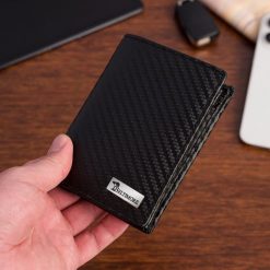 Męski portfel skórzany pionowy klasyczny RFiD duży czarny carbon premium Beltimore P03. Czarne portfele męskie bez wzorów. Za 69.90 zł.