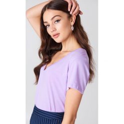 NA-KD Basic T-shirt z dekoltem V - Purple. Fioletowe t-shirty damskie NA-KD Basic, z bawełny. W wyprzedaży za 21.18 zł.