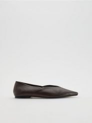 Skórzane baleriny - bordowy. Czerwone baleriny damskie Reserved, bez wzorów, ze skóry, bez obcasa. Za 109.99 zł.