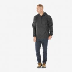 Kurtka turystyczna męska Quechua Raincut suwak pod szyją wodoodporna. Czarne kurtki sportowe męskie QUECHUA, m, bez wzorów, z materiału, trekkingowe. Za 54.99 zł.