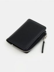 Mały portfel z imitacji skóry - czarny. Czarne portfele damskie Sinsay, bez wzorów, ze skóry. Za 19.99 zł.