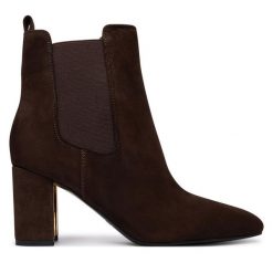 Botki Guess. Brązowe botki damskie Guess, bez obcasa, na słupku, bez zapięcia. Za 674.99 zł.
