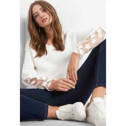 Sweter z ażurem na rękawach. Brązowe swetry damskie Orsay, z dzianiny, dekolt w kształcie v. Za 119.99 zł.