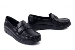 SOLO 068W2 czarny, półbuty damskie. Czarne półbuty damskie Solo, bez wzorów, bez obcasa, na koturnie, bez zapięcia. Za 254.90 zł.