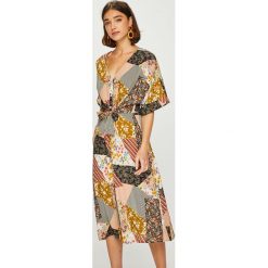 Answear - Sukienka. Sukienki damskie ANSWEAR, l, bez wzorów, z materiału, casualowe, bez kołnierzyka, bez ramiączek. W wyprzedaży za 149.90 zł.