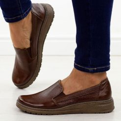 Brązowe skórzane Polskie półbuty damskie na koturnie Deoni D028. Brązowe półbuty damskie Deoni, na wiosnę, bez wzorów, z jeansu, biznesowe, bez obcasa, na koturnie, bez zapięcia. Za 359.00 zł.