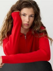 Wełniany sweter z kołnierzykiem - czerwony. Czerwone swetry damskie Reserved, l, bez wzorów, z dzianiny, bez kołnierzyka, bez ramiączek, bez kaptura. Za 279.99 zł.