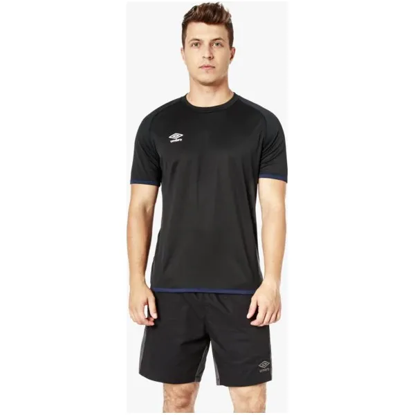 Umbro Koszulka Ss Fw Training Jersey , czarny, rozmiar M. Czarne koszulki sportowe męskie Umbro, m, bez wzorów, z jersey, bez kołnierzyka, bez ramiączek, na fitness i siłownię, climacool (adidas). W wyprzedaży za 39.99 zł.