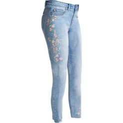 Dżinsy z haftem. Niebieskie jeansy damskie bonprix. Za 137.99 zł.