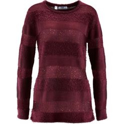 Sweter z cekinami bonprix czerwony klonowy. Swetry damskie bonprix. Za 59.99 zł.