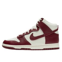 Buty do chodzenia dla dorosłych Nike Dunk High Sail Team Red. Czerwone obuwie sportowe damskie Nike, bez wzorów, ze skóry, tenisowe. Za 580.05 zł.