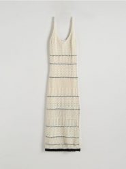 Dzianinowa sukienka maxi na ramiączkach - kremowy. Białe sukienki damskie Reserved, l, bez wzorów, z bawełny, bez kołnierzyka, bez ramiączek, maxi, dopasowane. W wyprzedaży za 69.99 zł.