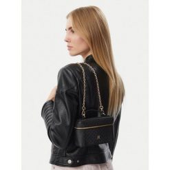 Torebka Tommy Hilfiger. Czarne torebki do ręki damskie Tommy Hilfiger, bez wzorów, bez dodatków. Za 369.99 zł.