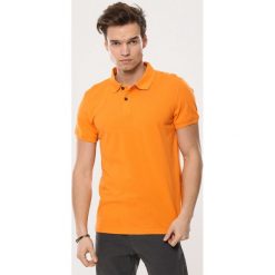 Pomarańczowa Koszulka Flag Down. Koszulki polo męskie Born2be. Za 49.99 zł.