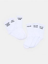 Długie skarpetki z napisami 3 pack - biały. Białe skarpety damskie Sinsay, bez wzorów. Za 15.99 zł.