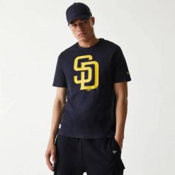 T-Shirt MLB San Diego Padres New Era bleu marine. Niebieskie t-shirty męskie New Era, l, bez wzorów, z tkaniny, eleganckie, bez kołnierzyka. Za 126.50 zł.