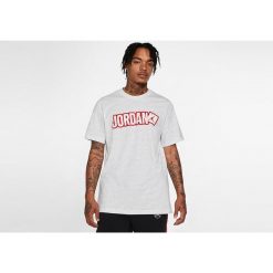 Koszulka męska nike air jordan brand sticker tee white. Białe koszulki sportowe męskie Nike, m, bez wzorów, z bawełny, bez kołnierzyka, bez ramiączek, do biegania. Za 149.00 zł.