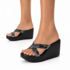 Klapki damskie na platformie Ipanema 83520 HIGH FASHION SLIDE FEM. Czarne klapki damskie Ipanema, bez wzorów, z materiału, eleganckie, bez obcasa, na platformie. Za 99.00 zł.