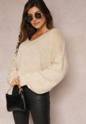 Jasnobeżowy Sweter z Trójkątnym Dekoltem i Szerokimi Rękawami Sarahena. Brązowe swetry damskie Renee, bez wzorów, casualowe, bez kołnierzyka, bez ramiączek, bez kaptura. Za 84.99 zł.