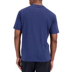 Koszulka z krótkim rękawem Męska New Balance Essentials Stacked Logo Niebieski. Białe koszulki sportowe męskie New Balance, m, bez wzorów, z bawełny, bez kołnierzyka, bez ramiączek. W wyprzedaży za 119.55 zł.