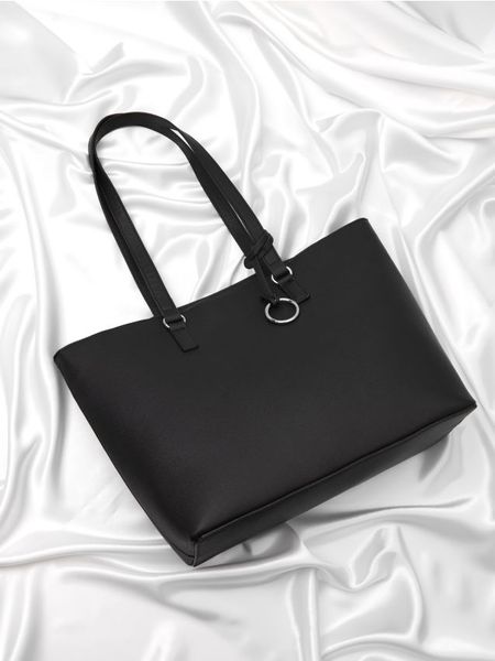 Torebka shopper - czarny. Czarne torebki shopper damskie Sinsay, bez wzorów, ze skóry, bez dodatków. Za 59.99 zł.